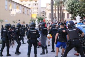 La Delegación del Gobierno ha destacado que ha sido clave en su decisión los disturbios que se produjeron en Ceuta el lunes por unos hechos similares, concretamente el anuncio de un acto de Santiago Abascal y una contramanifestación
