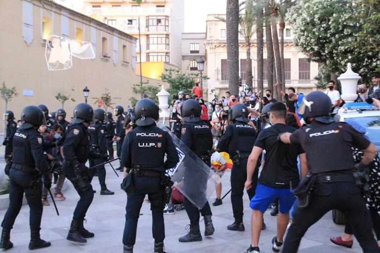 La Delegación del Gobierno ha destacado que ha sido clave en su decisión los disturbios que se produjeron en Ceuta el lunes por unos hechos similares, concretamente el anuncio de un acto de Santiago Abascal y una contramanifestación