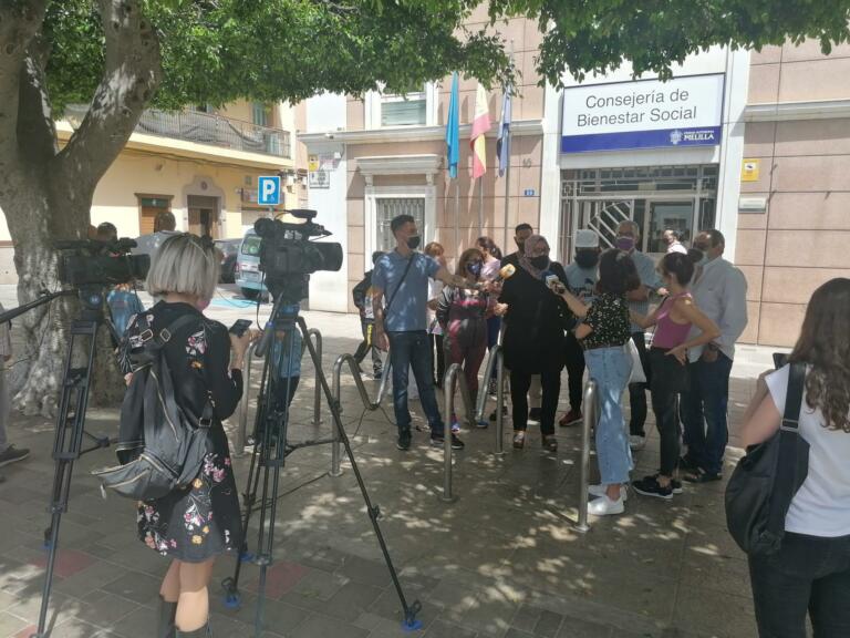 Concentración de Stop Desahucios ante la Consejería de Bienestar Social