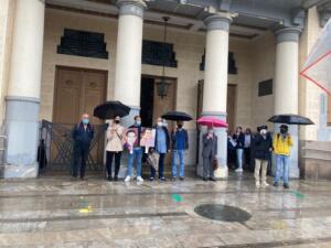 Concentración en la puerta del Palacio de la Asamblea, pidiendo justicia para Emin y Pisly