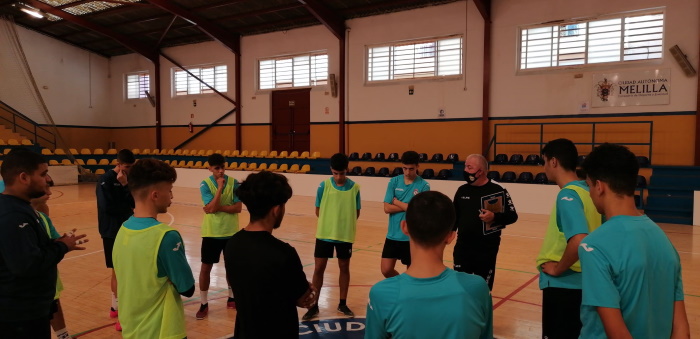 Gabi González dirigiéndose a sus jugadores durante una sesión de entrenamiento