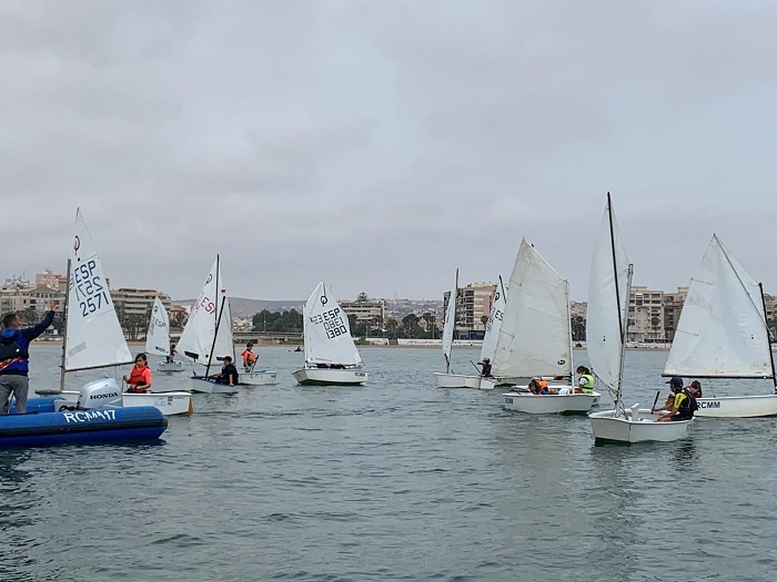 La flota de vela ligera del Real Club Marítimo de Melilla ha aprovechado el fin de semana para continuar con sus entrenamientos en la bahía melillense