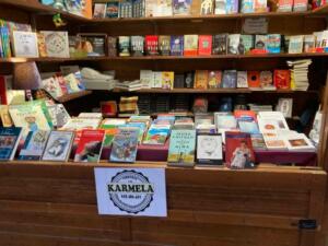 Caseta de la librería “La Karmela”, donde la artista melillense ha expuesto sus obras