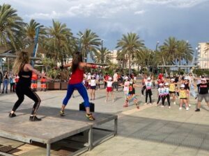 La Plaza Multifuncional de Melilla se llena de baile con la propuesta de Cruz Roja, “Zumba de Oro”