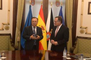 De Castro explicó que aún no han podido fijar una fecha en el calendario para esta reunión bilateral porque está pendiente de una conversación con su homólogo ceutí