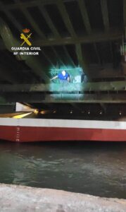 La Guardia Civil rescata en el puerto a dos migrantes en la rampa de vehículos de un barco