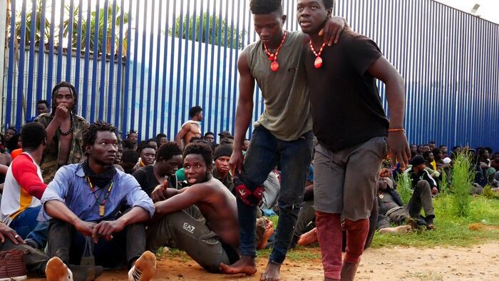 Imigrantes heridos tras saltar la valla de Melilla