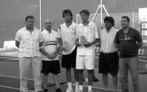 Foto histórico de junio de 2009 en la que Pablo Carreño aparece en el centro, junto a Paco Robles, por entonces consejero de Deporte, y Pablo Martínez, presidente de la Federación Melillense de Tenis