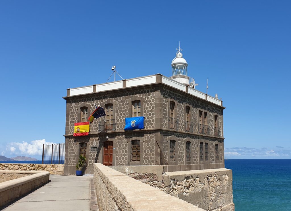 El Faro de Melilla, luciendo las banderas de Melilla y de España