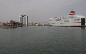 Barco llegando a Melilla