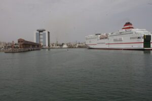 Barco llegando a Melilla