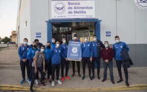La plantilla del Club Voleibol Melilla, en el Banco de Alimentos