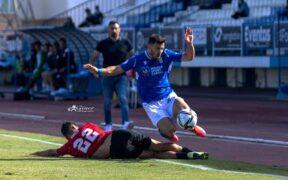 Kike López, jugador del Melilla, en una acción de ataque