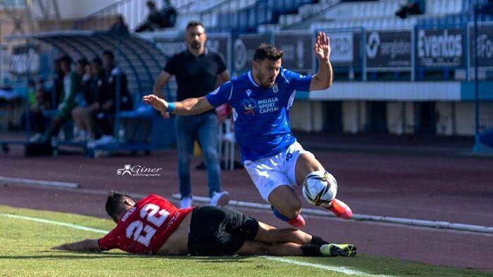 Kike López, jugador del Melilla, en una acción de ataque