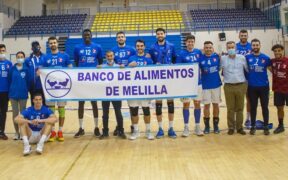 Los jugadores del Club Voleibol Melilla y los aficionados donaron voluntariamente más de 300 kilos de comida