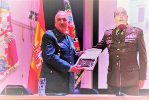 Entrega de una placa de reconocimiento por el Comandante General de Melilla al Coronel Núñez tras su conferencia.