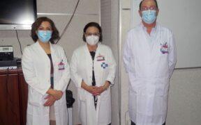 Los profesionales del I curso de Cirugía Laparoscópica de Hernia, junto a Kawthar Kassimi