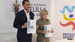 Rachid Bussian, consejero de Deportes, y Ana Rodríguez, presidenta de AECC en Melilla, tras la firma del convenio