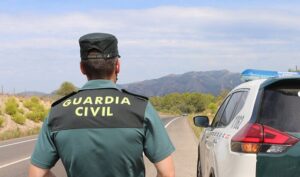 AMP2. Tres falsos guardias civiles roban a punta de pistola en la A 6 joyas de gran valor a dos joyeros de Valladolid