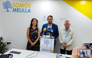 Amin Azmani, presidente de Somos Melilla, en el centro de la imagen