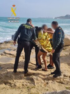 Rescatados dos menores no acompañados que se lanzaron a la costa en pleno temporal en Melilla