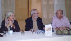 José Luís Navarro en el centro, mira a su editor Luis Fernando presentando el libro de Karima Toufali “Desde adentro” en el año 2010
