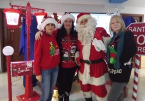 Santa Claus junto a Katie,Denise, Irene