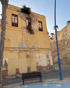 Edificio junto al barco