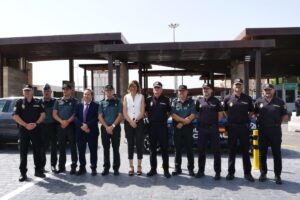 policías y guardias en la frontera