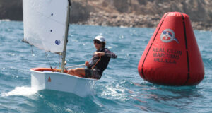 Izan Roger (líder en optimist IV Trofeo Vela Ligera)