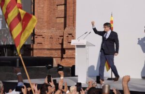 (AMP.) Puigdemont, a su regreso a Barcelona: "He venido aquí para recordarles que aún estamos aquí"
