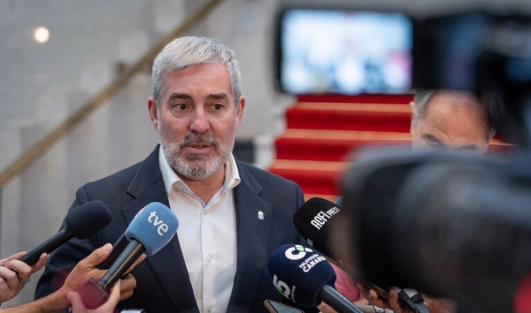 El presidente de Canarias anuncia un "proceso jurídico contra el Estado" por su "abandono" con la inmigración