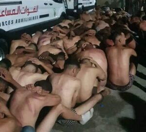 migrantes marroquíes DETENIDOS nadando