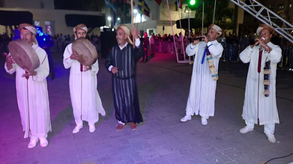 Musica Bereber en la puerta del Centro Cultural de Nador
