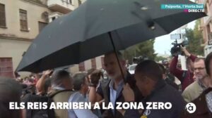 AMP. Temporal. Los Reyes y la comitiva de autoridades, recibidos con gritos y lanzamiento de objetos en Paiporta