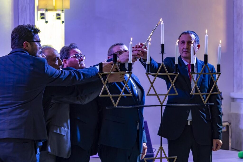 FOTO PRIMERA ENCENDIDO JANUKÁ