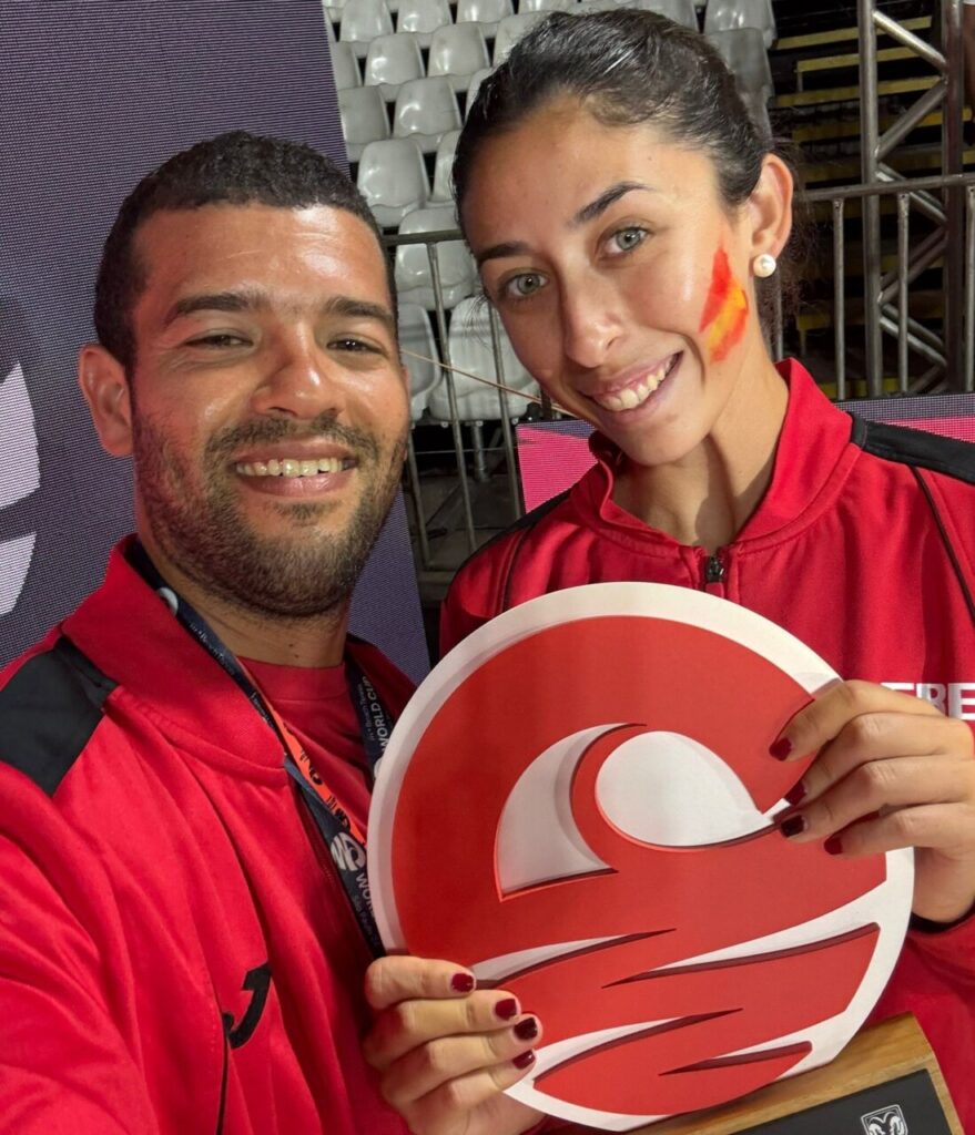 Maria Martinez y Moha con el Trofeo de Subcampeones