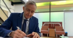 Tasende en la sede de VOX