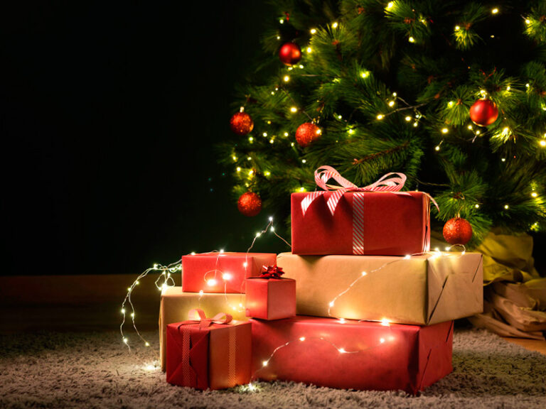 niños abriendo regalos