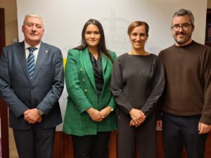 randa mohamed y Daniel Ventura con mónica garcía ministra de sanidad