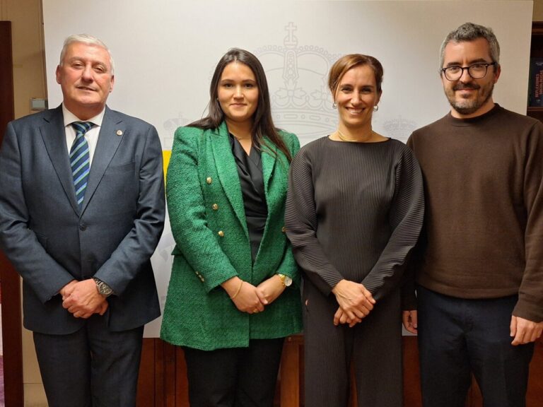 randa mohamed y Daniel Ventura con mónica garcía ministra de sanidad