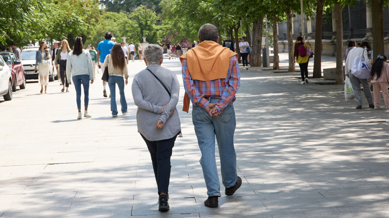 Pareja caminando calle Madrid 2024 03 Pareja caminando calle Madrid 2024