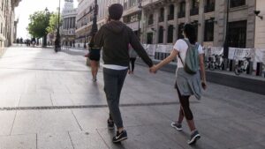 Pareja caminando calle Madrid 2024