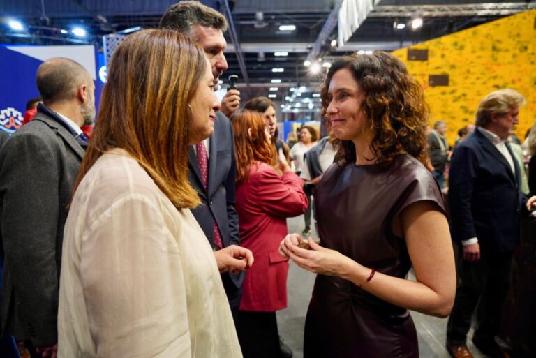 ayuso en el stand de Melilla
