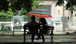 Pareja joven sentados parque verano