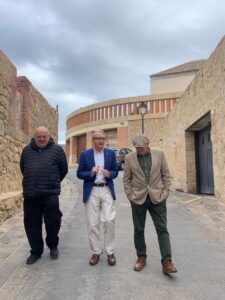 milio Buendía y José Miguel Tasende, de VOX Melilla, junto a un vecino de Melilla La Vieja
