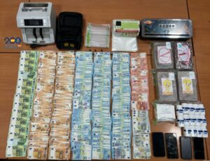 La droga, dinero y material intervenido a los dos detenidos