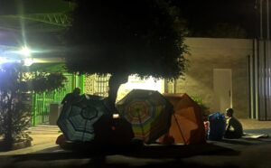 Migrantes hispanoamericanos que durmieron anoche a las puertas del CETI