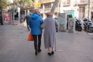 Mujer mayor de paseo
