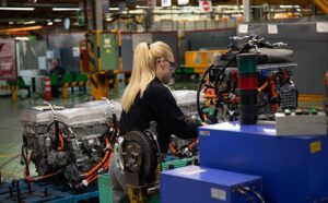 Mujer trabajando fabrica 2025